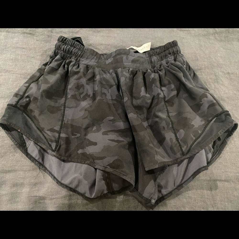 Lululemon Hotty Hot LS 4” shorts in black camo, size 6